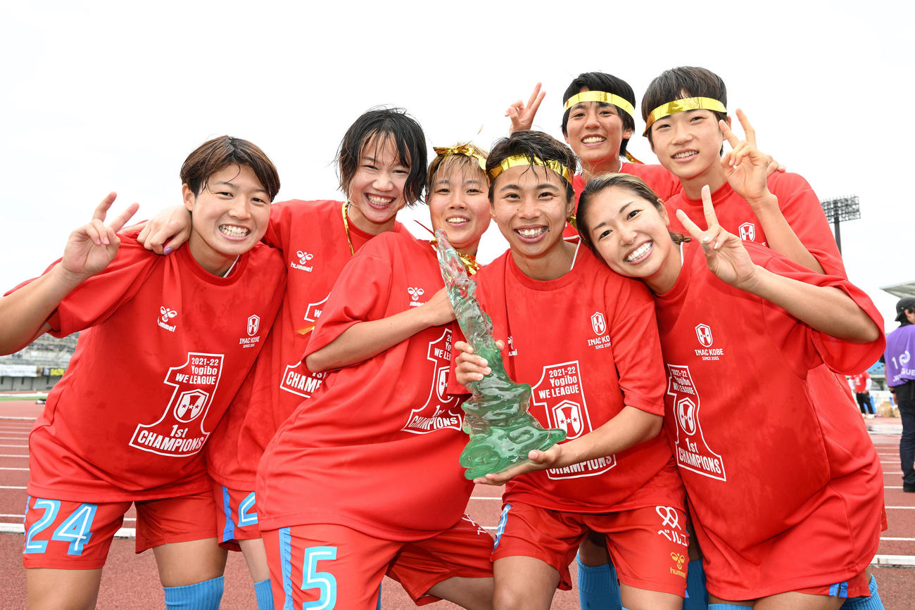 ノジマ相模原対INAC神戸　優勝を決めトロフィーを手に記念撮影するINAC神戸田中（左から4人目）ら選手たち。右端は浜野（撮影・滝沢徹郎）