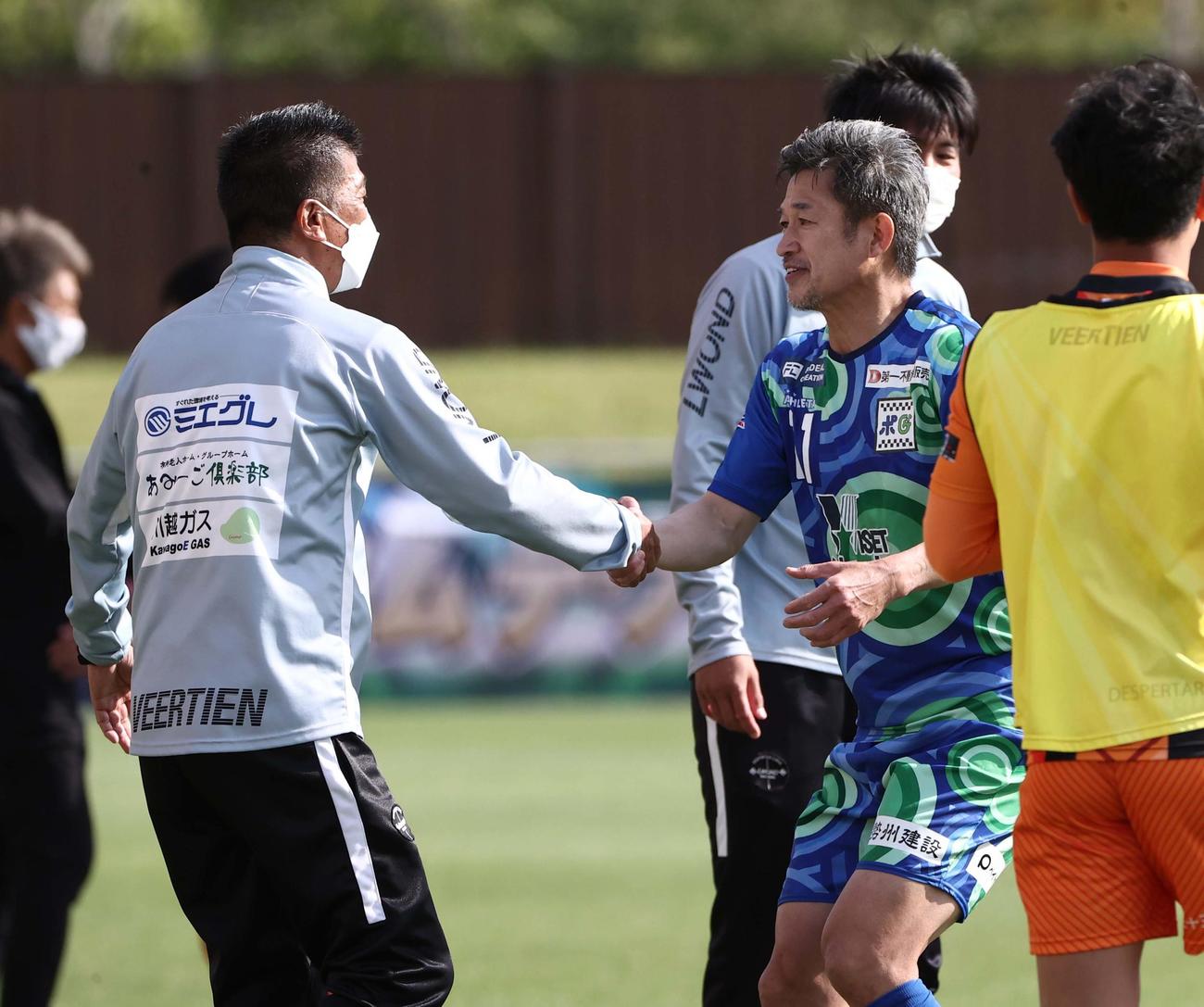 鈴鹿対三重　試合後、三重樋口監督（左）と握手を交わす鈴鹿カズ（撮影・上田博志）