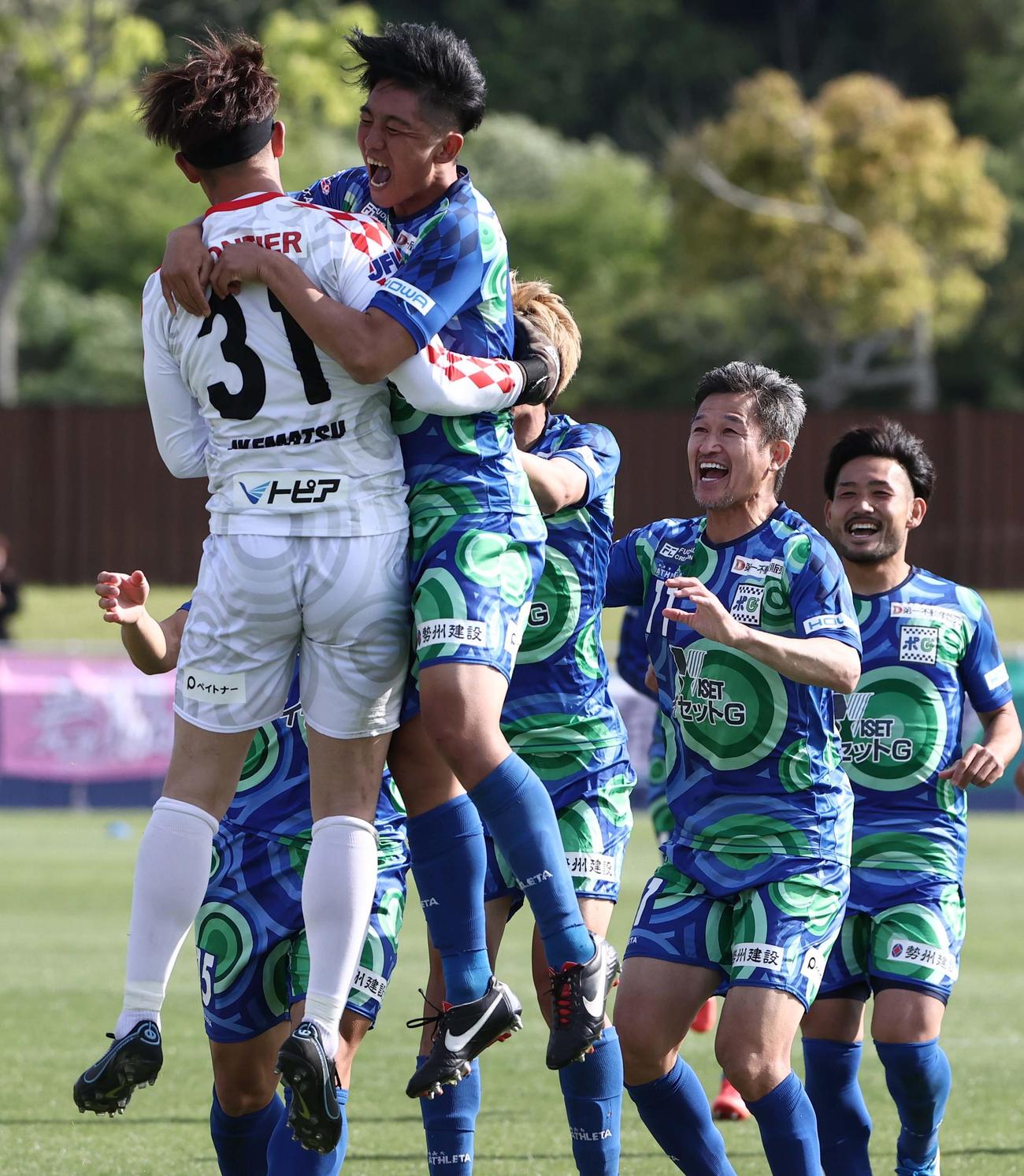 鈴鹿対三重　天皇杯出場を決めた鈴鹿カズ（右から2人目）はイレブンと喜びあう（撮影・上田博志）