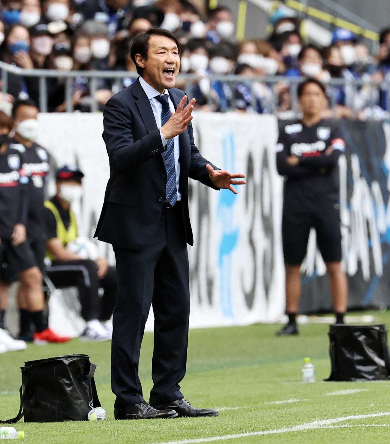 G大阪対神戸　後半、選手に指示を出すG大阪の片野坂監督（撮影・加藤哉）