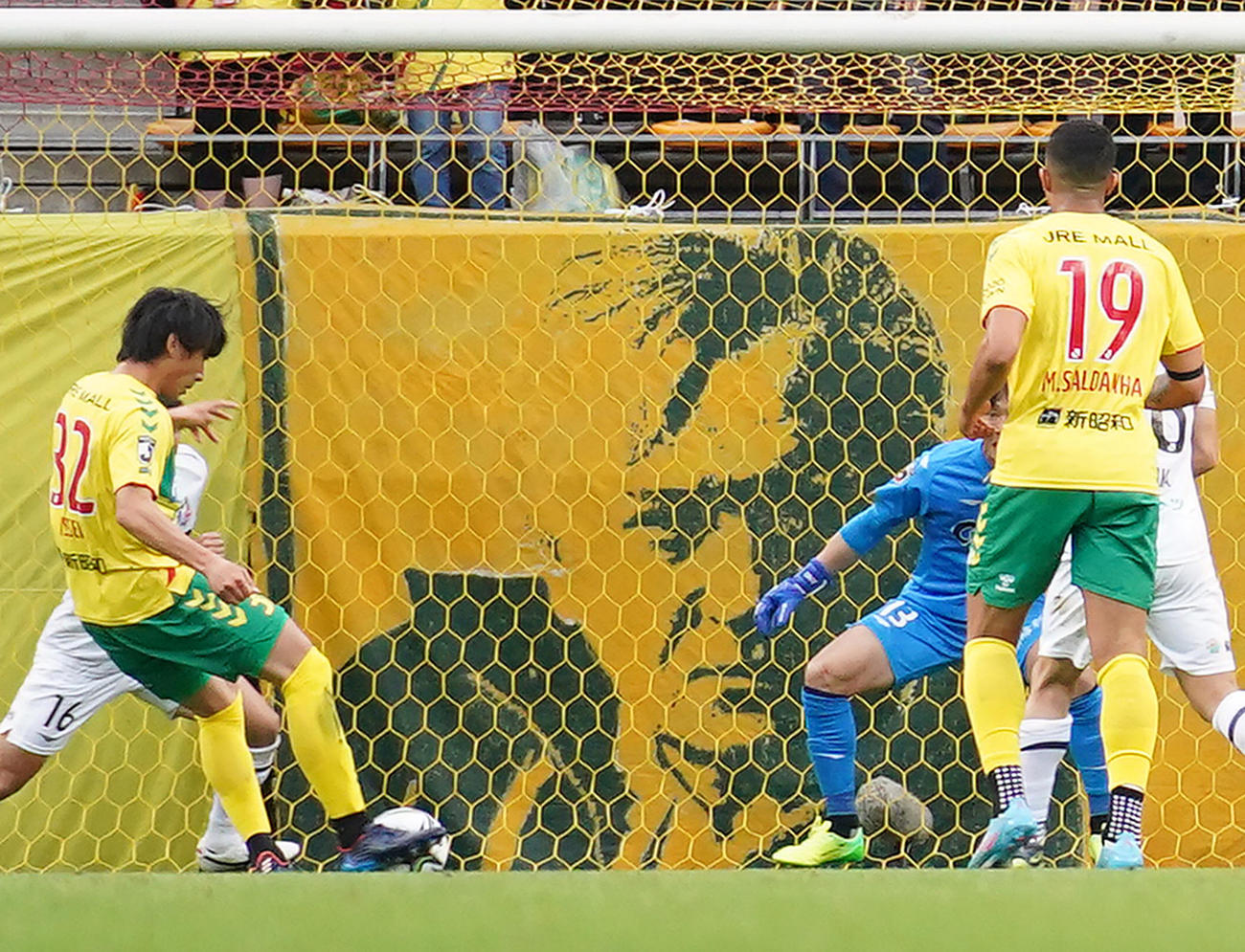 千葉対岡山　後半、オシムさんの似顔絵を前に決勝のゴールを決める千葉高橋（撮影・菅敏）