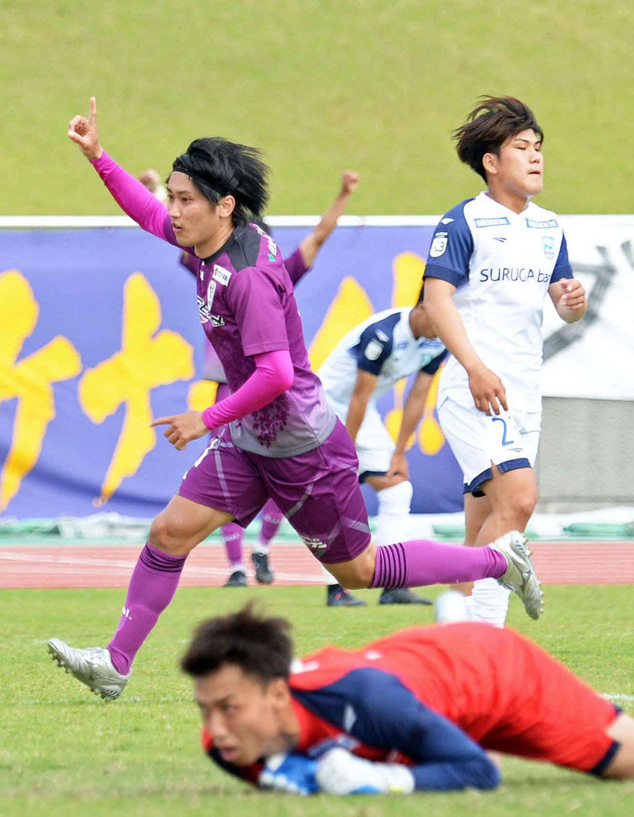 後半に決勝点を決め、駆けだす藤枝土井（左）