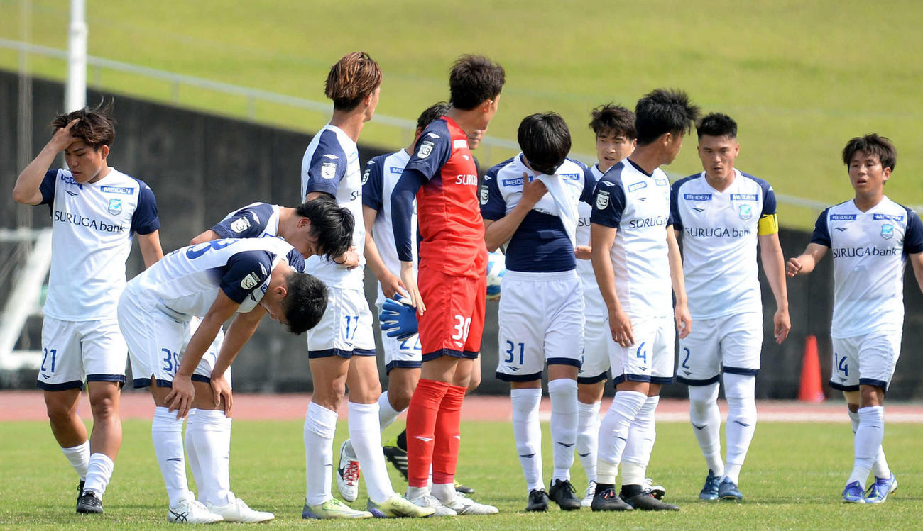 試合に敗れ、肩を落とす沼津の選手たち