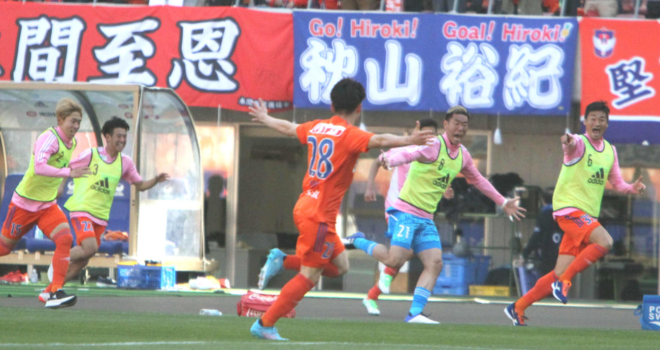 決勝弾を決めた矢村（中央＝28番）に駆け寄るメンバー