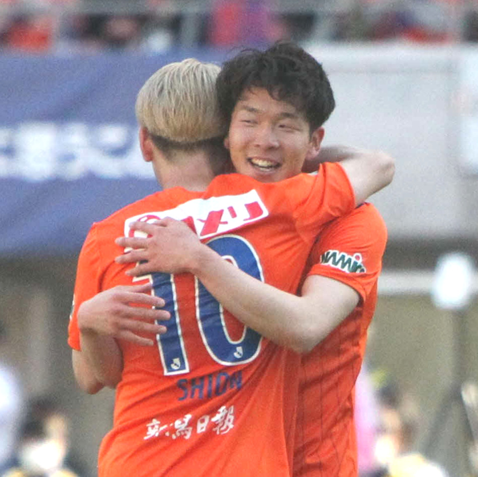 試合終了後、本間（10番）と抱き合う矢村