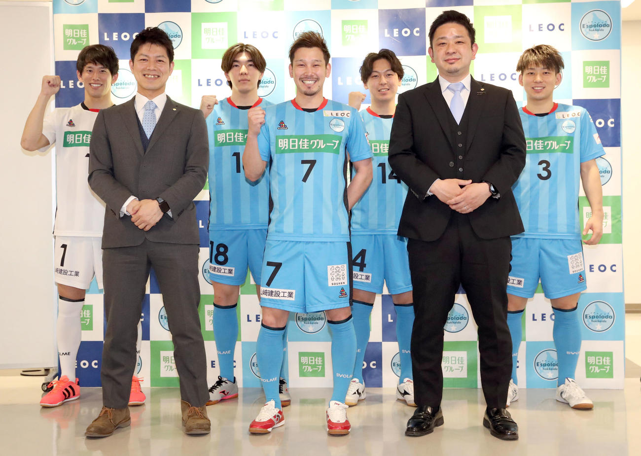 エスポラーダ北海道の（左から）関口、水上兼任GM、小原、室田主将、仁科、金井監督、本郷（撮影・佐藤翔太）
