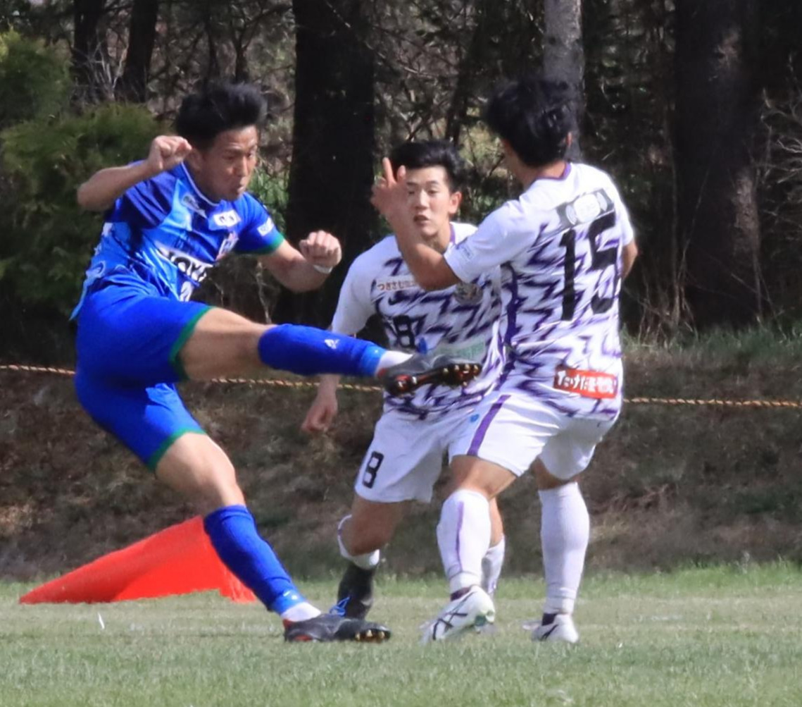 後半途中から出場し、シュートを放つ北海道十勝スカイアースFW横野（左）（撮影・保坂果那）