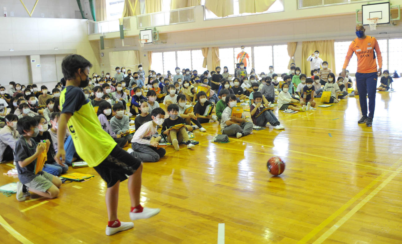 J1清水チアゴ・サンタナ（右奥）は、生徒とパス回し