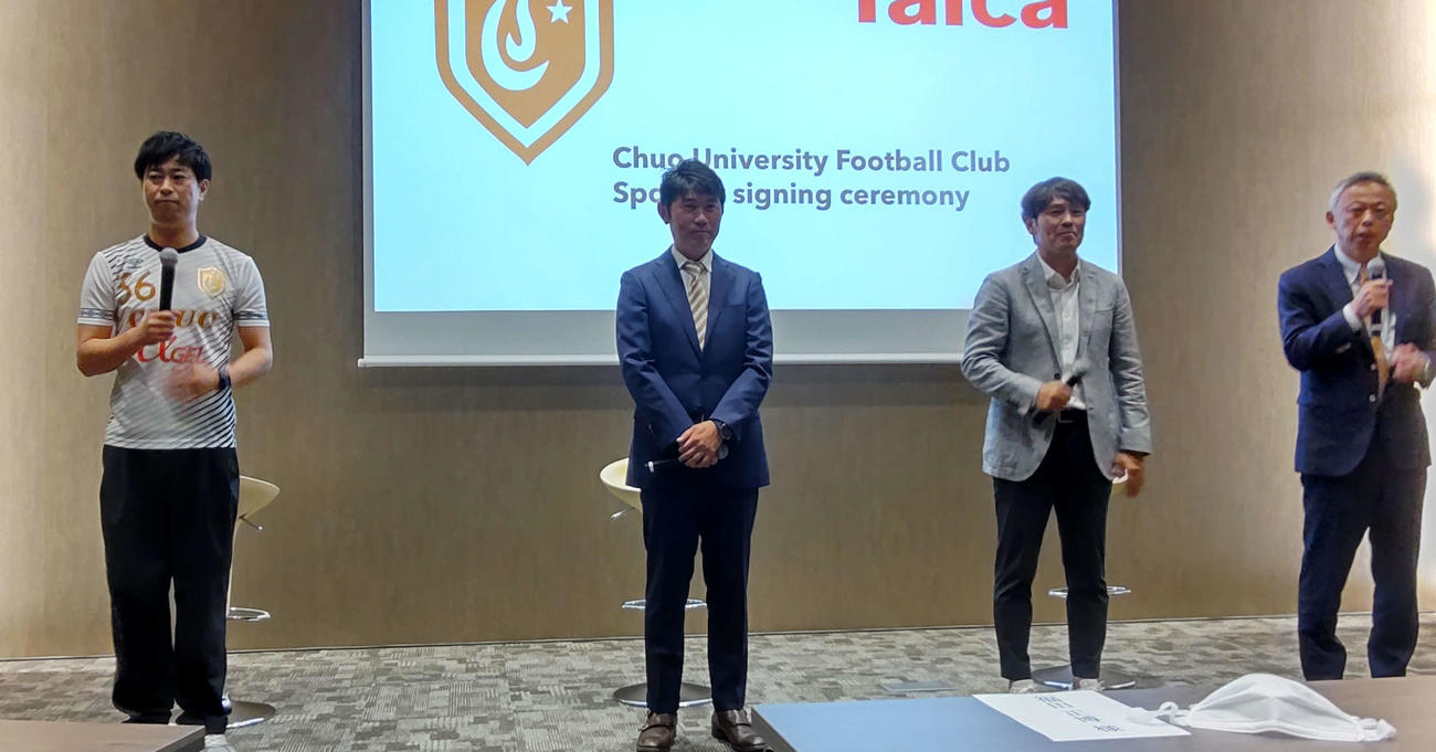 中大サッカー部でトークを繰り広げた（左から）パンサーの尾形、宮沢正史監督、福田正博氏、大熊清氏