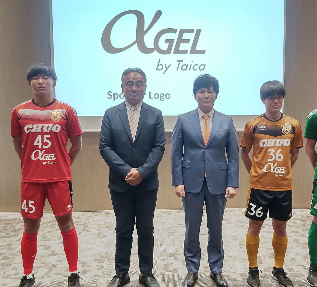 タイカのロゴが入ったユニホームをお披露目した中大サッカー部の（左から）GK猪越、佐藤健ダイレクター、タイカの鈴木大登社長、DF岡井
