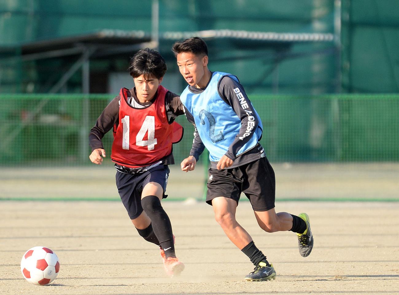 エースストライカーとして攻撃陣をけん引する掛川東MF向川（右）