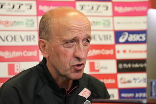 取材に応じた神戸ロティーナ監督（C）VISSEL KOBE