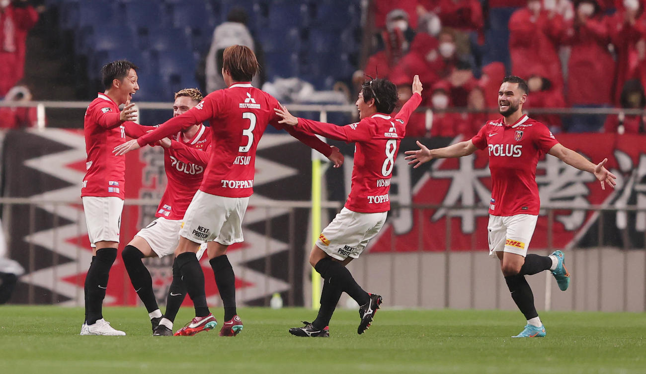浦和対広島　前半、浦和馬渡（左端）がFKを直接決め先制ゴールかと思われたが、オフサイドの判定でノーゴールとなる（撮影・野上伸悟）