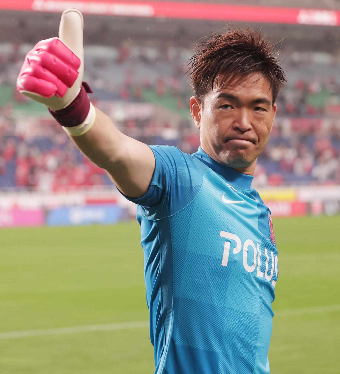 浦和対広島　試合後にサポーターに向かってサムズアップポースでをして引き揚げる浦和西川（撮影・野上伸悟）