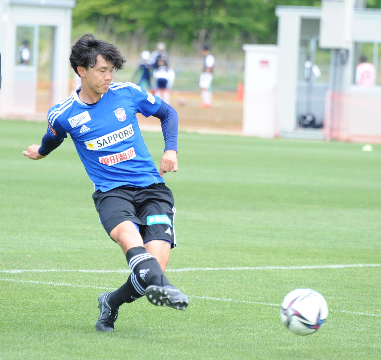 アウェー町田戦に向けた練習でシュートを放つ藤原（11日撮影）