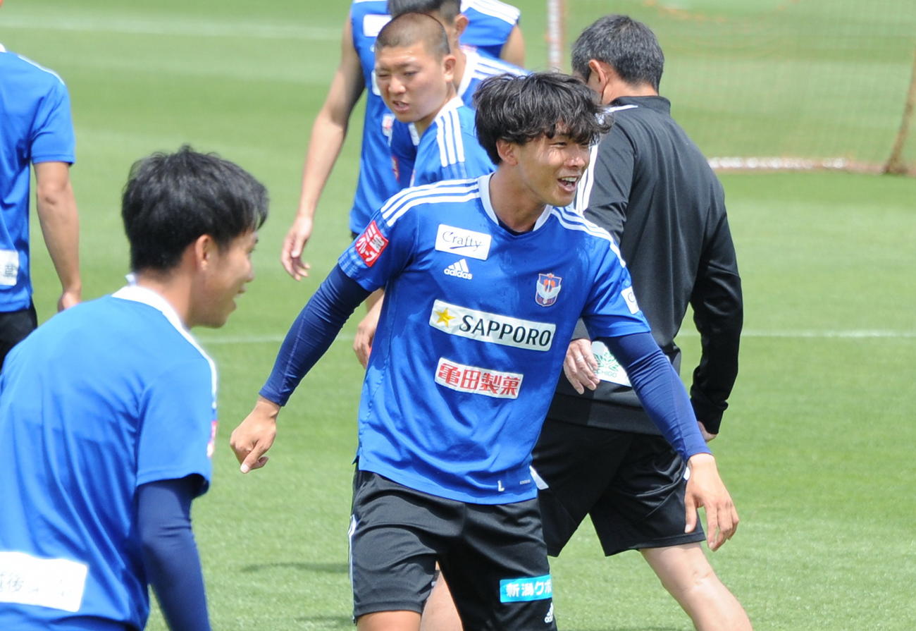アウェー町田戦に向けた練習で笑顔を見せる藤原（中央）（11日撮影）
