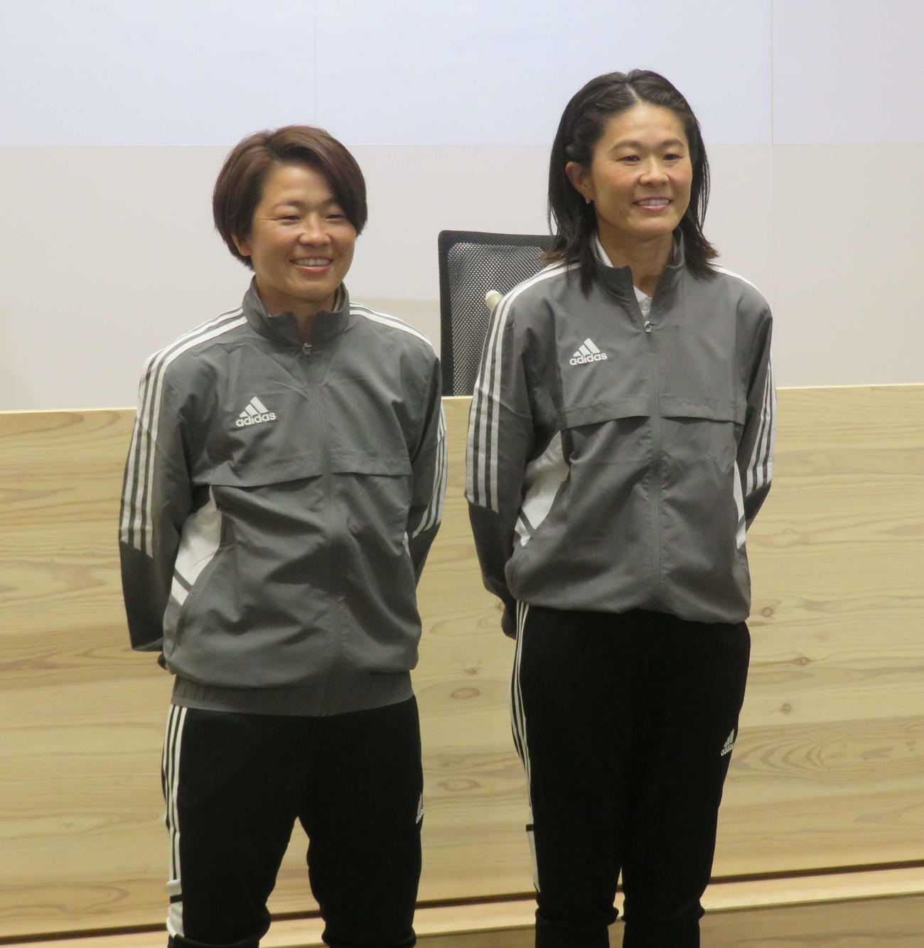 初の国立開催となったWEリーグ第21節INAC神戸－三菱重工浦和戦を前に取材に応じた、サッカー元日本代表の澤穂希さん（右）と宮間あやさん（撮影・磯綾乃）
