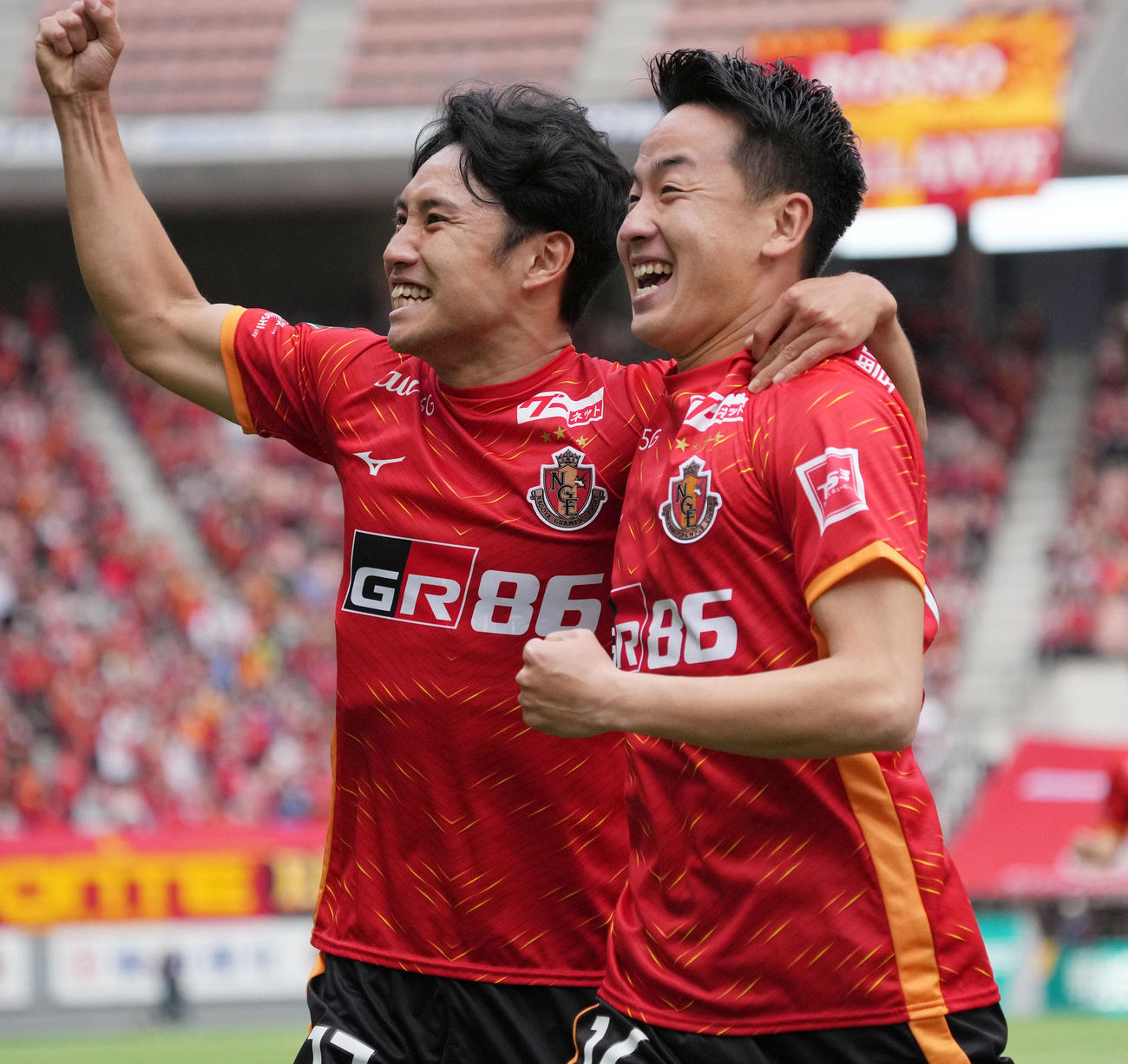 名古屋対C大阪　前半、先制ゴールを決め喜ぶ名古屋仙頭（右）（撮影・森本幸一）