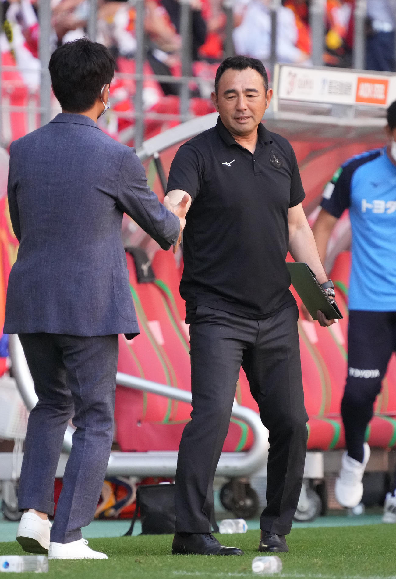 名古屋対C大阪　試合終了、C大阪小菊監督（左）と握手を交わす名古屋長谷川監督（中央）（撮影・森本幸一）