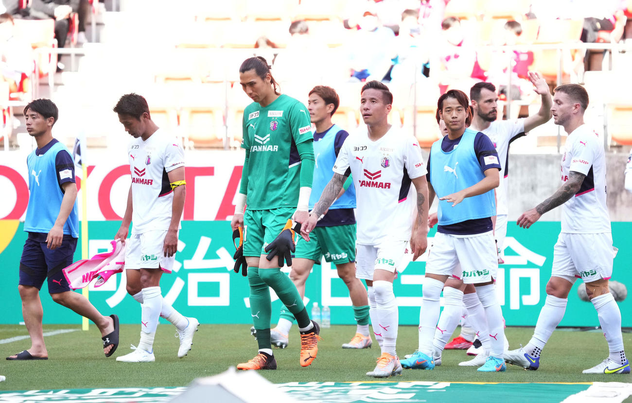 名古屋対C大阪　試合終了、名古屋に敗れガックリのC大阪イレブン（撮影・森本幸一）