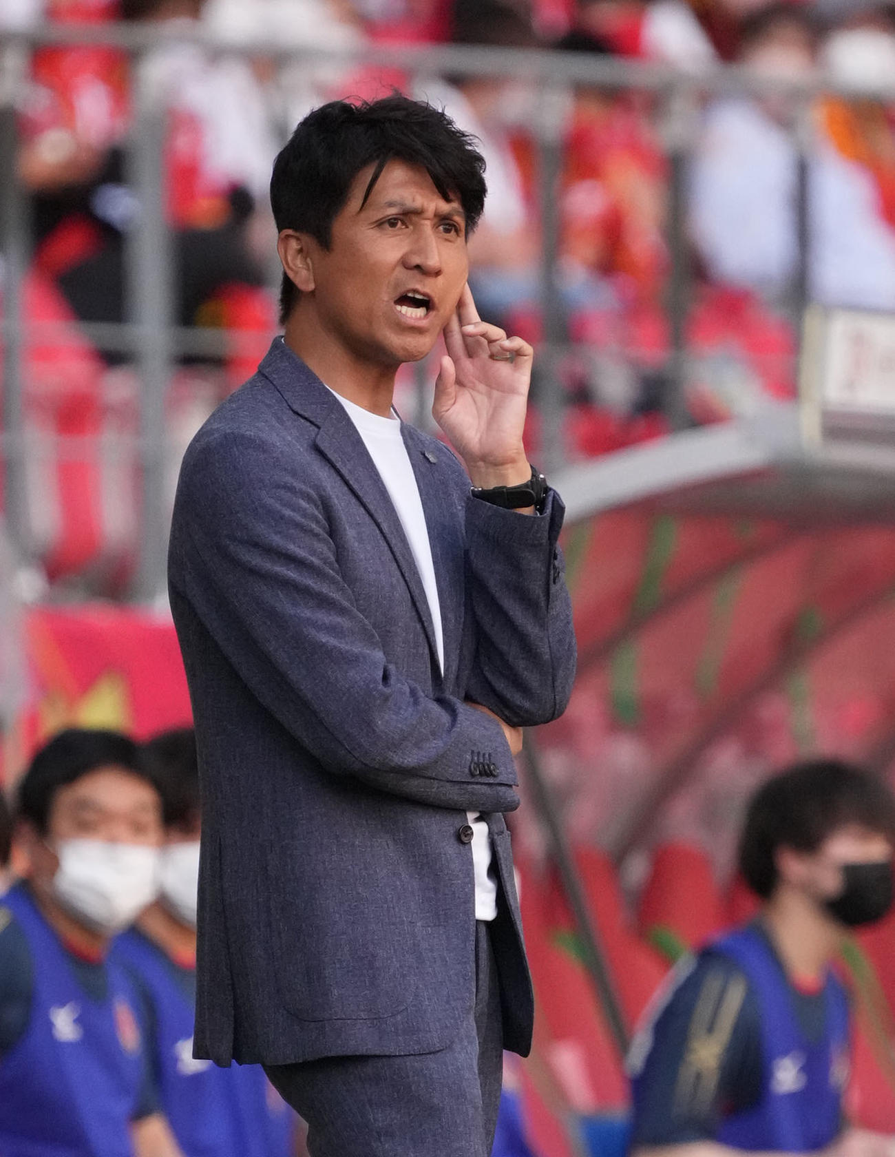 名古屋対C大阪　後半、険しい表情で試合を見つめるC大阪小菊監督（撮影・森本幸一）