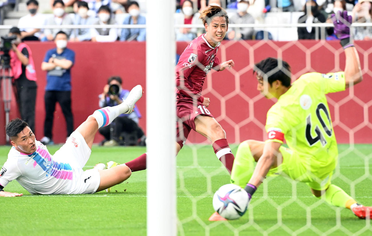 神戸対鳥栖　前半、チーム2点目のゴールを決めた神戸汰木（撮影・前岡正明）