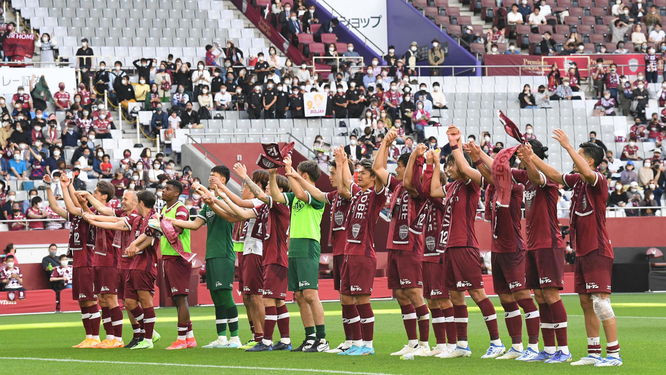 神戸対鳥栖　今季初勝利を挙げ、あいさつする神戸イレブン（撮影・前岡正明）