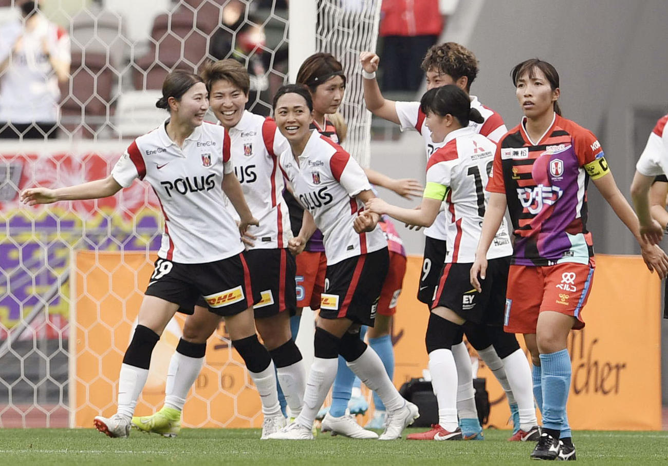 前半、先制ゴールを決め、喜ぶ三菱重工浦和・安藤梢（左から3人目）