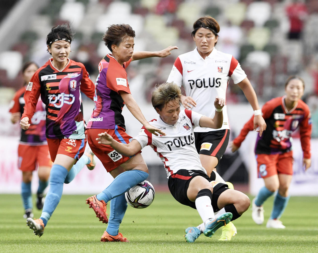 前半、競り合うINAC神戸・田中美南（手前左）ら