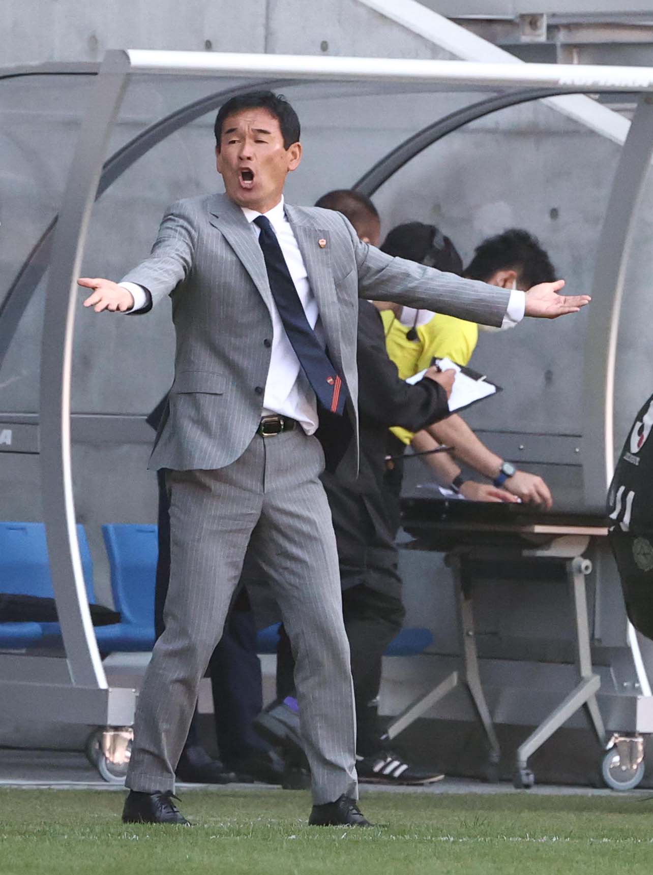 京都対清水　後半、大声で審判にアピールする清水平岡監督（撮影・上田博志）