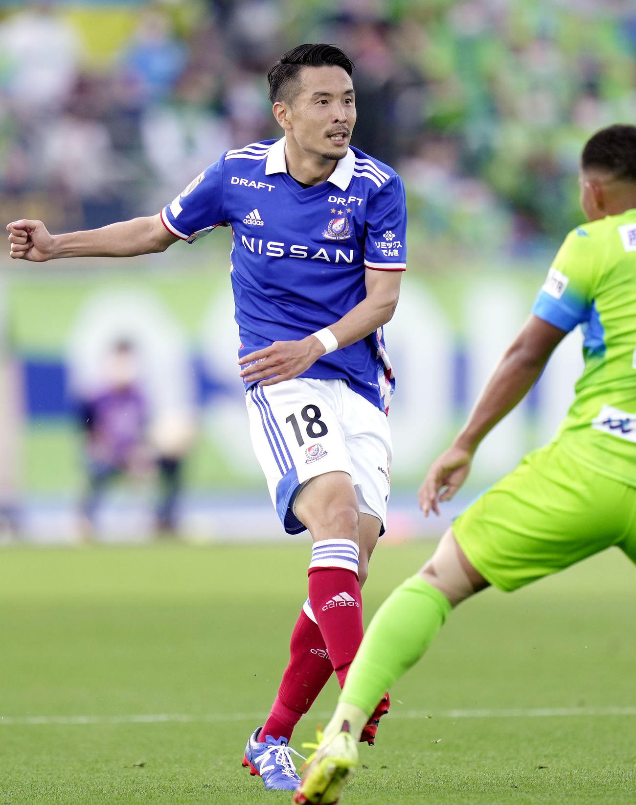 湘南―横浜M　後半、パスを出す横浜M・水沼（左）（共同）
