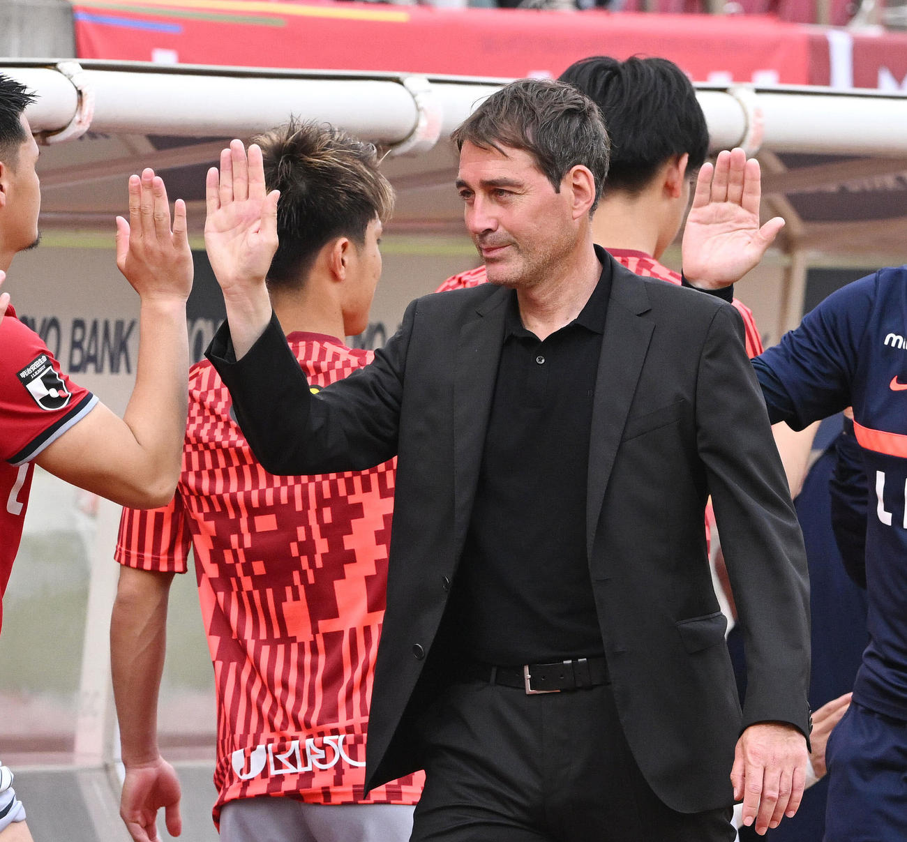 鹿島対札幌　試合に勝利しタッチを交わす鹿島レネ・ヴァイラー監督（撮影・滝沢徹郎）