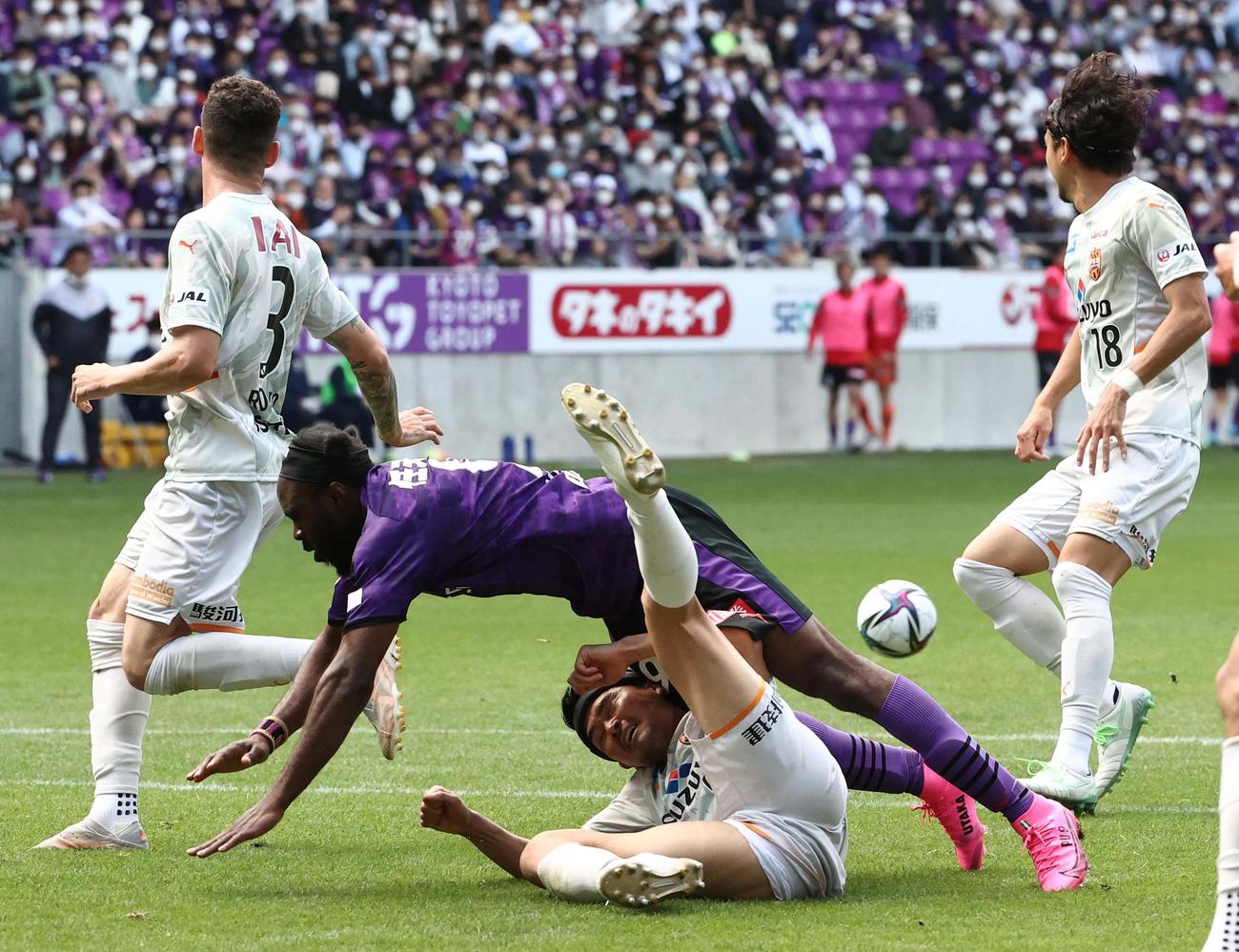 京都対清水　前半、京都ウタカ（中央）はシュートを放つも清水鈴木義に阻まれる（撮影・上田博志）