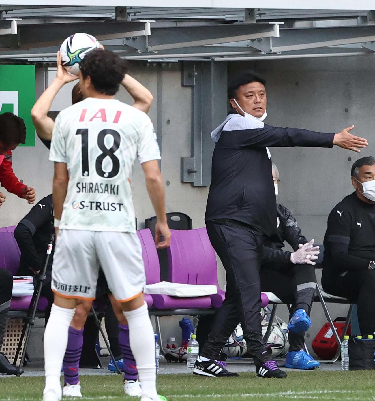 京都対清水　前半、選手に指示を出す京都曹貴裁監督（撮影・上田博志）