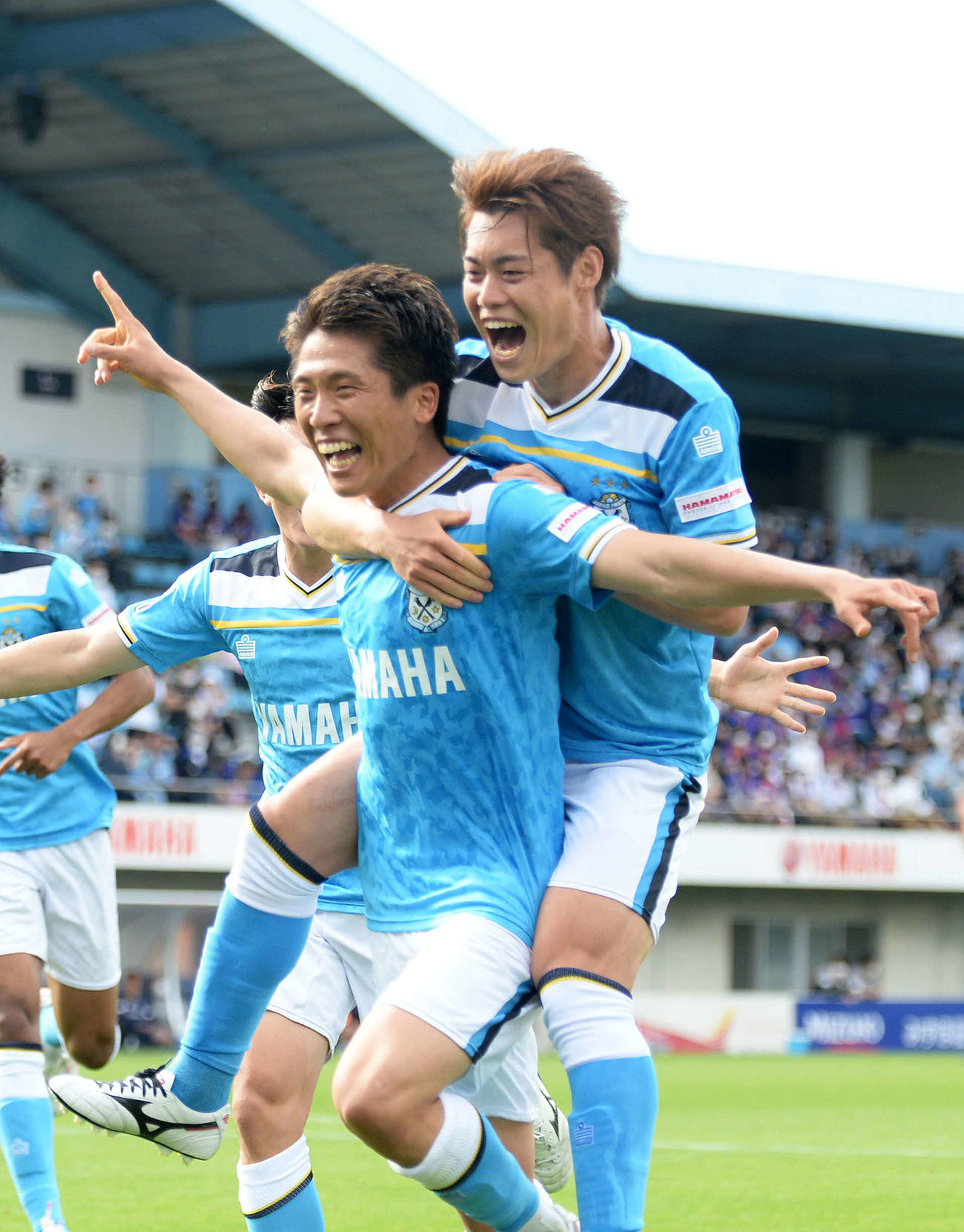 追加点を奪い、歓喜する磐田鹿沼（左）。右は松本