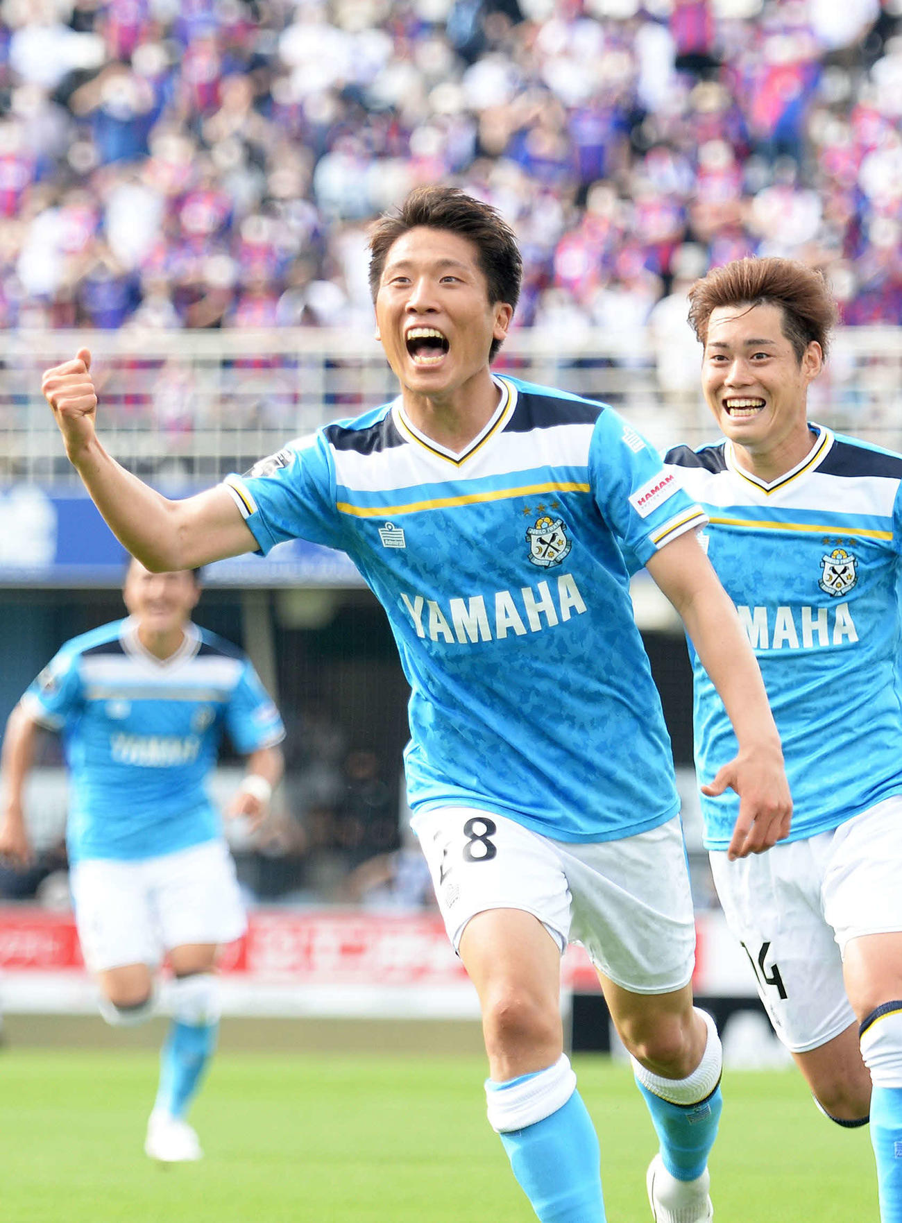 追加点を奪い、スタンドに向かってガッツポーズする磐田鹿沼（左）。右は松本