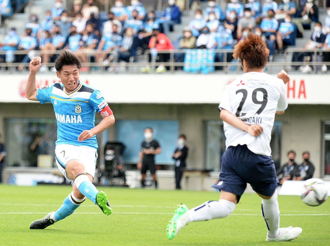 前半、先制点を決める磐田上原（左）