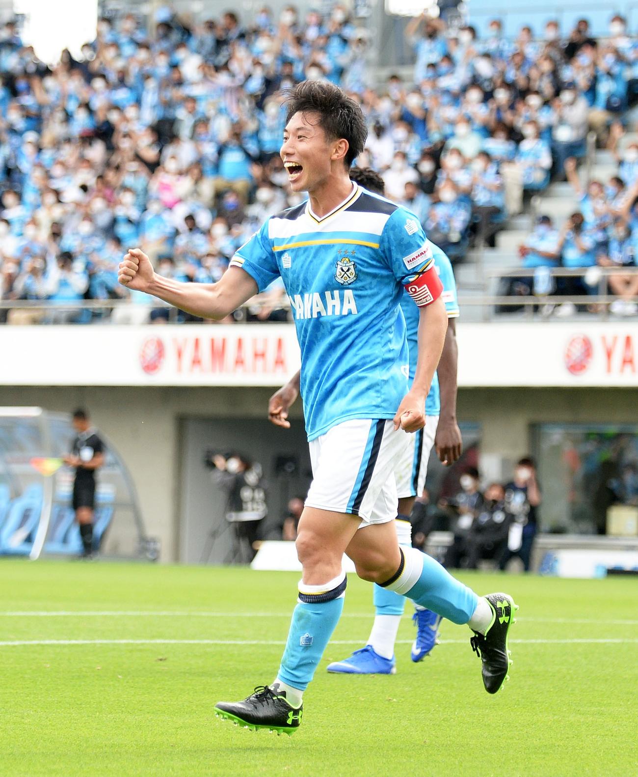 先制点を決めて雄たけびを上げる磐田上原