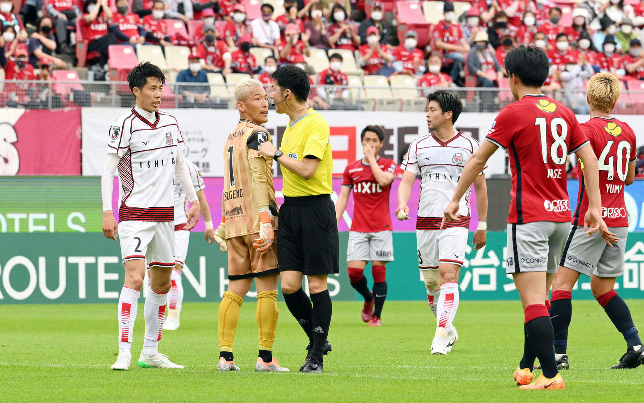 鹿島対札幌　前半、鹿島アルトゥール・カイキにファウルしイエローカードとなった札幌GK菅野（左から2人目）（撮影・滝沢徹郎）