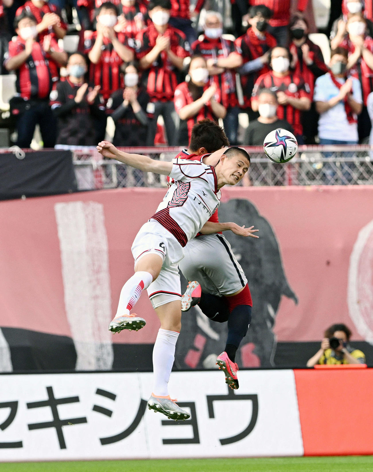 鹿島対札幌　後半、鹿島キム・ミンテ（奥）とヘディングでと競り合う札幌中島（撮影・滝沢徹郎）