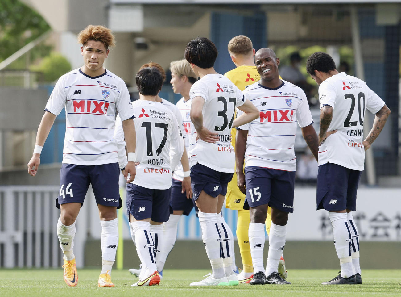 磐田に敗れ、肩を落とす松木（左端）らFC東京イレブン（共同）