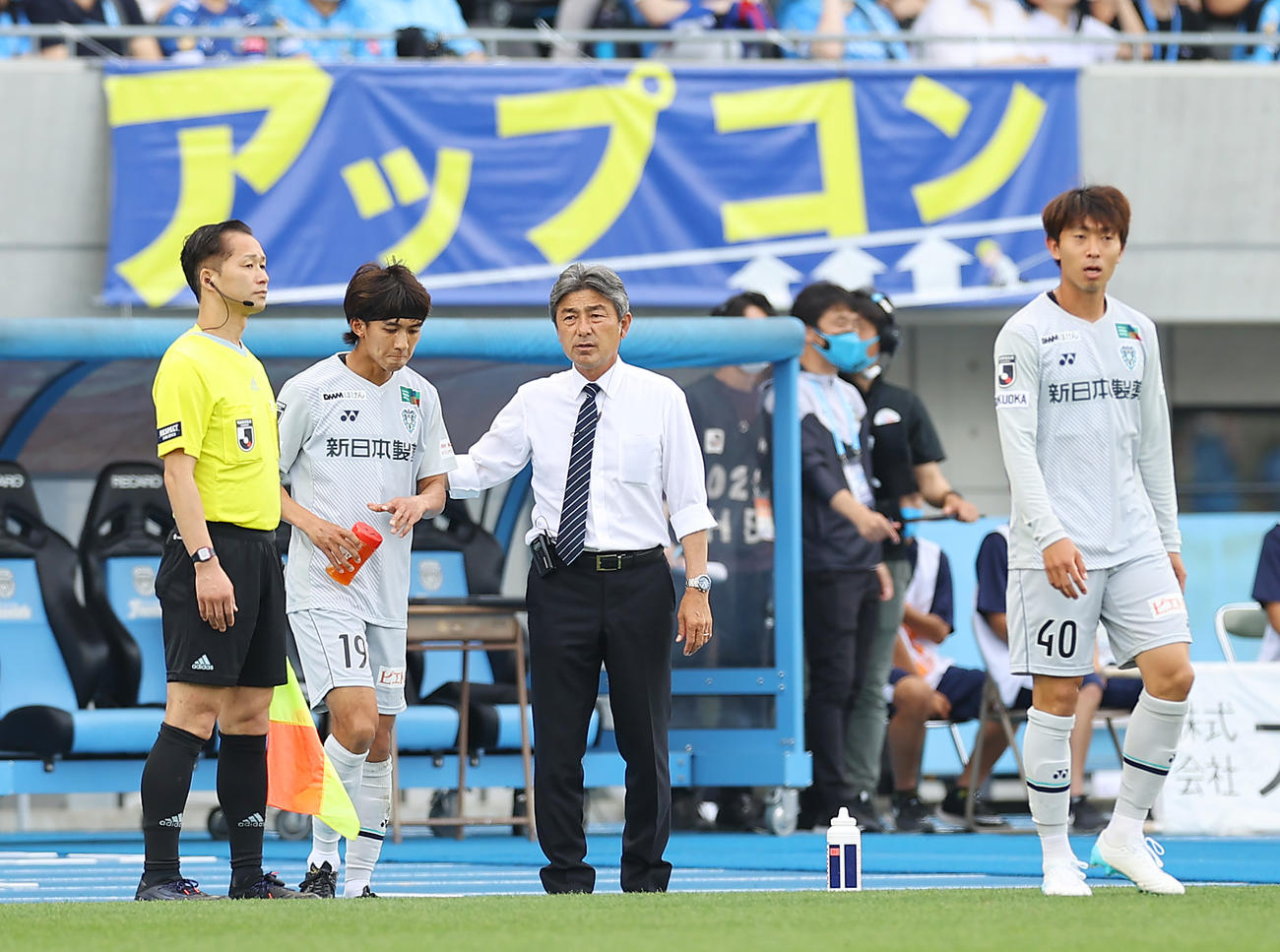川崎F対福岡　選手たちに指示を出す福岡長谷部監督（中央）（撮影・垰建太）