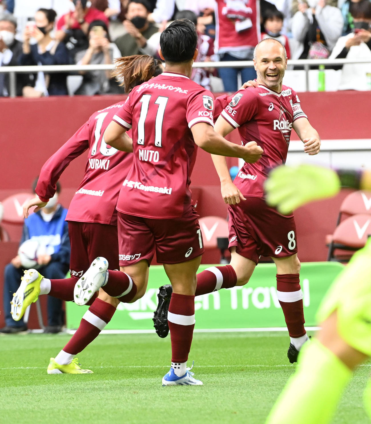 神戸対鳥栖　前半、先制ゴールを決め喜ぶ神戸イニエスタ（右）（撮影・前岡正明）