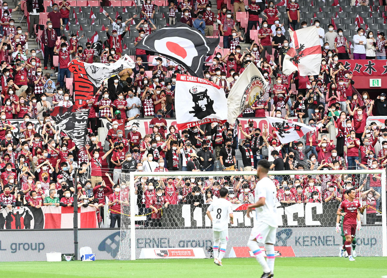 神戸対鳥栖　前半、イニエスタの先制ゴールにわく神戸サポーター（撮影・前岡正明）