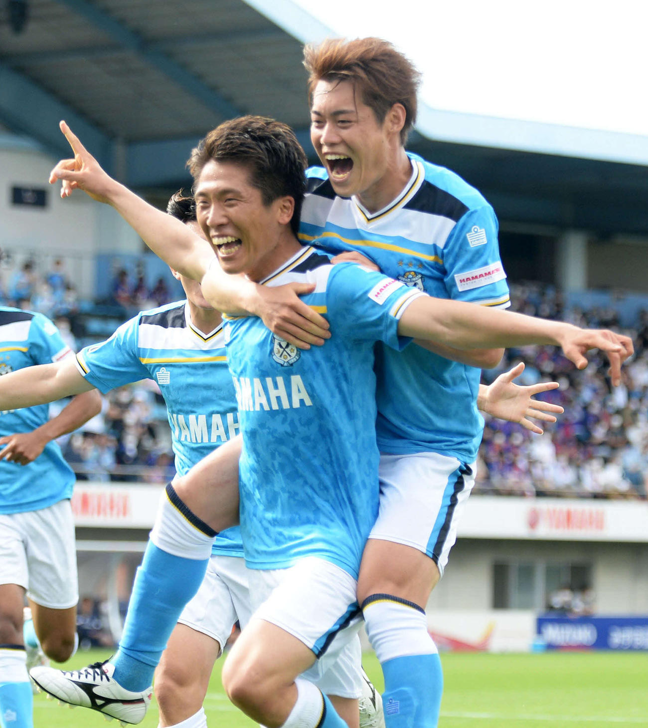 追加点を奪い、歓喜する磐田鹿沼（左）。右は松本