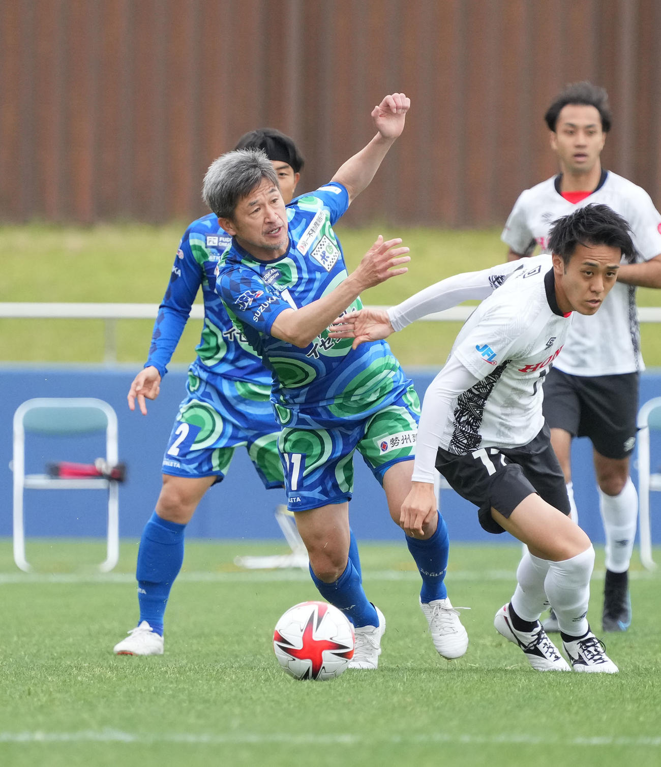鈴鹿対HondaFC　前半、攻め込む鈴鹿三浦知（撮影・森本幸一）