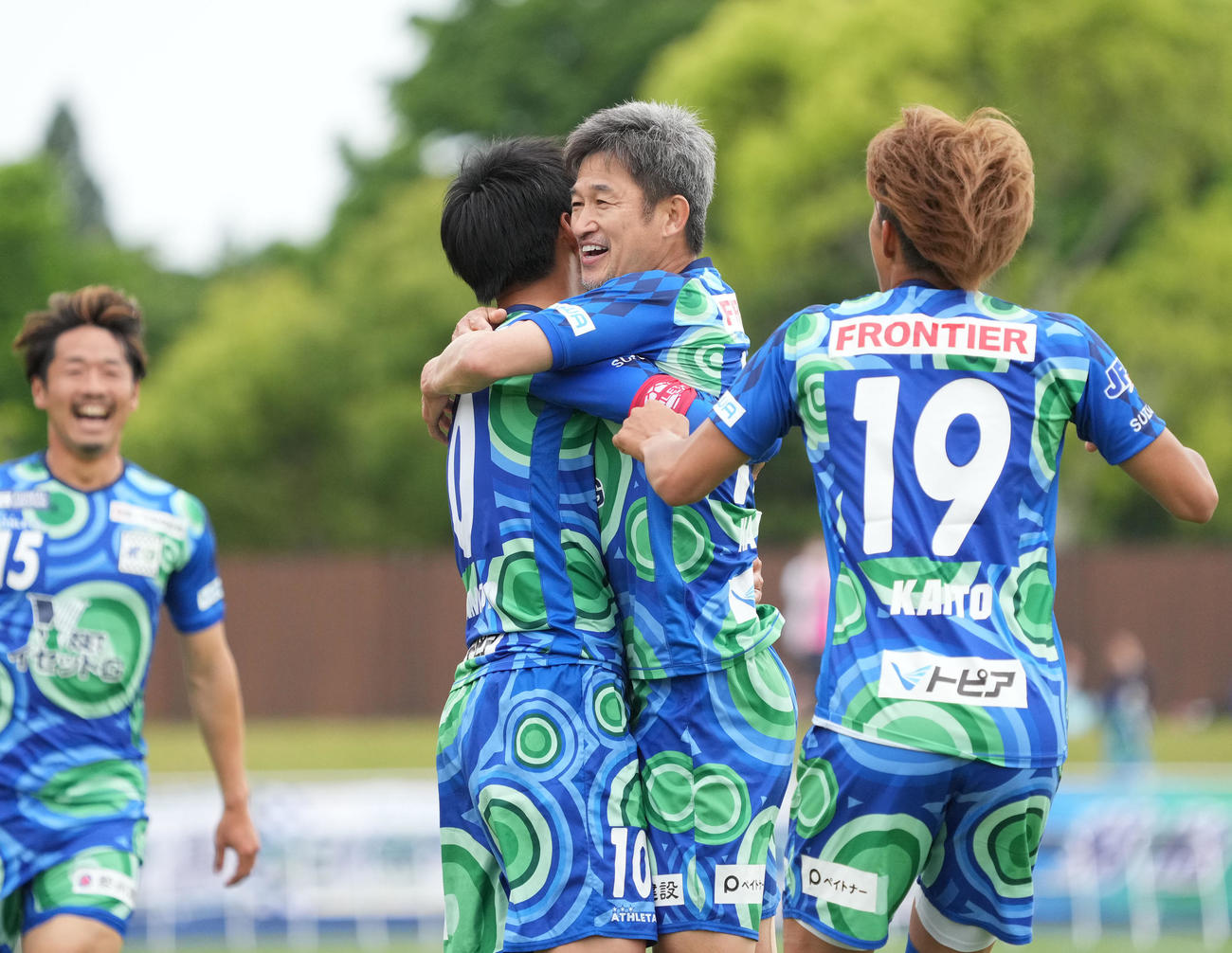 鈴鹿対HondaFC　前半、先制ゴールを決めた橋本と喜ぶ鈴鹿カズ（右から2人目）（撮影・森本幸一）