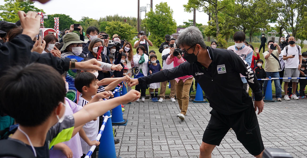 鈴鹿対HondaFC　会場入りしサポーターとタッチを交わす鈴鹿三浦（撮影・森本幸一）