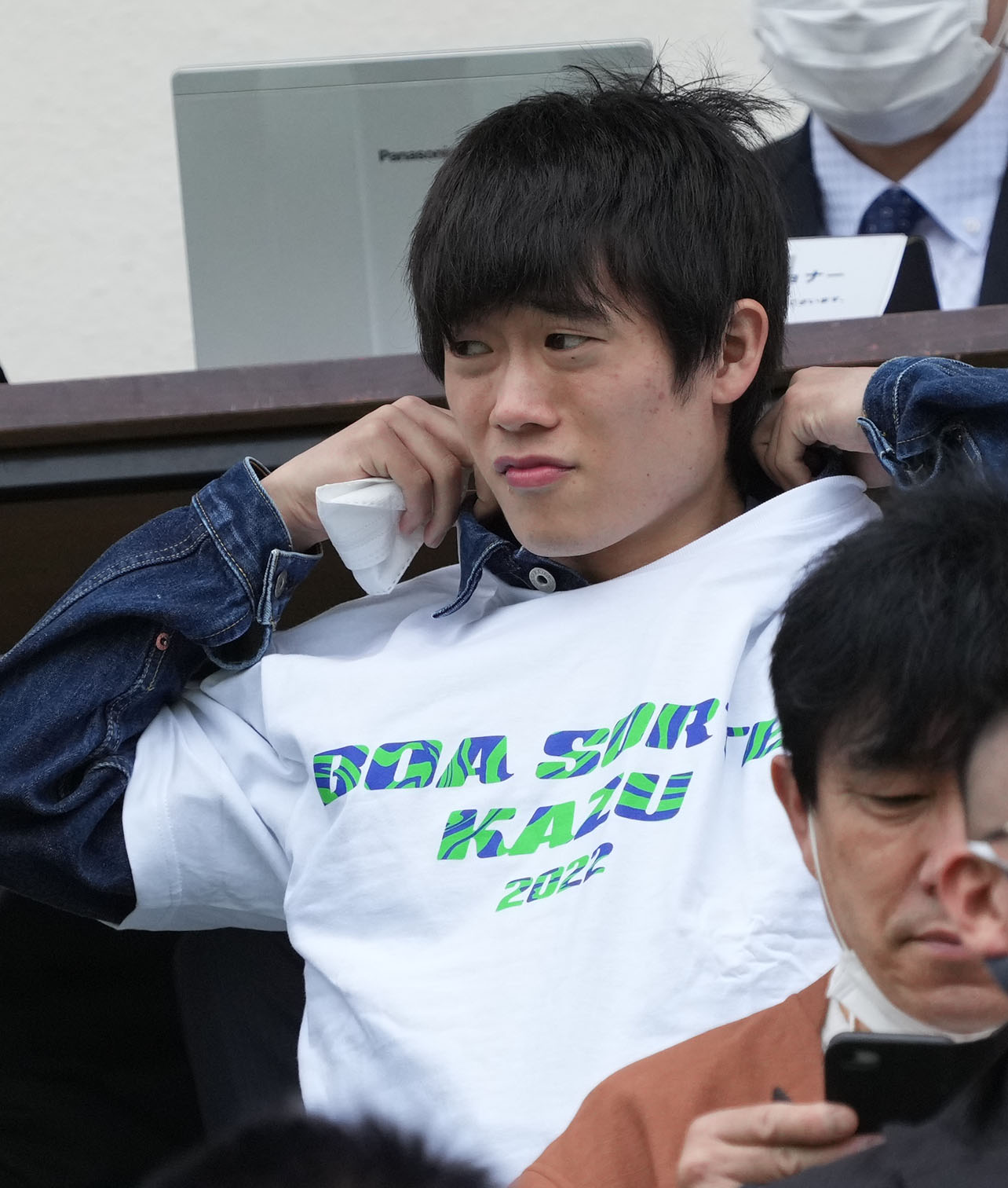鈴鹿対HondaFC　観戦に訪れた三浦りょう太（りょうは狩の守が僚のツクリ）（撮影・森本幸一）