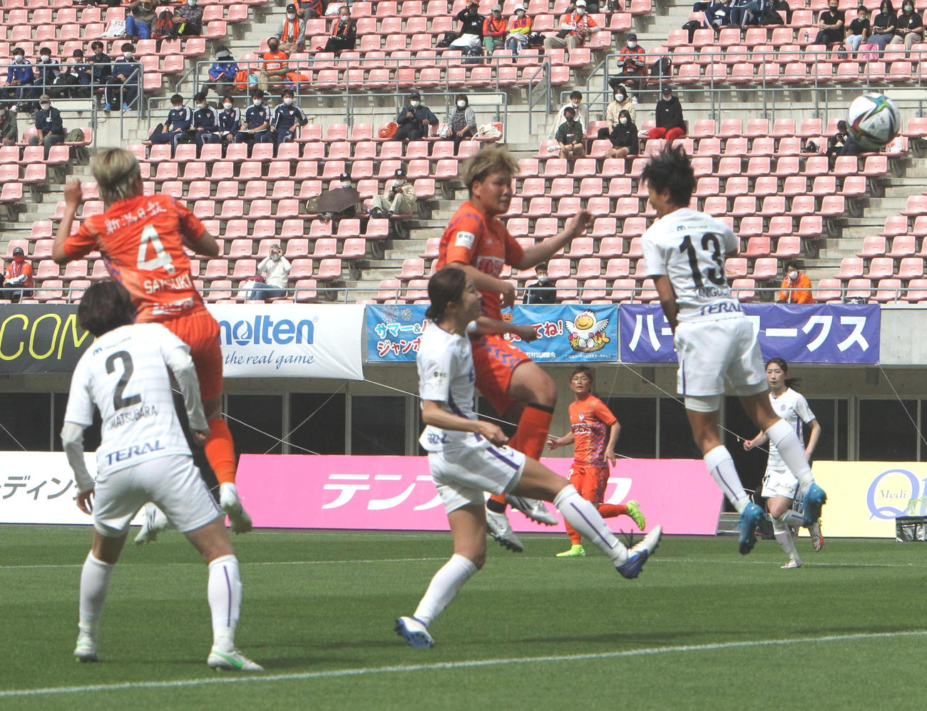 1－1の前半33分に勝ち越しゴールを決める新潟・道上（中央）